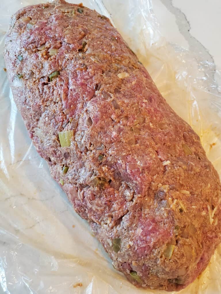 A spicy meatloaf stuffed with cheese.
