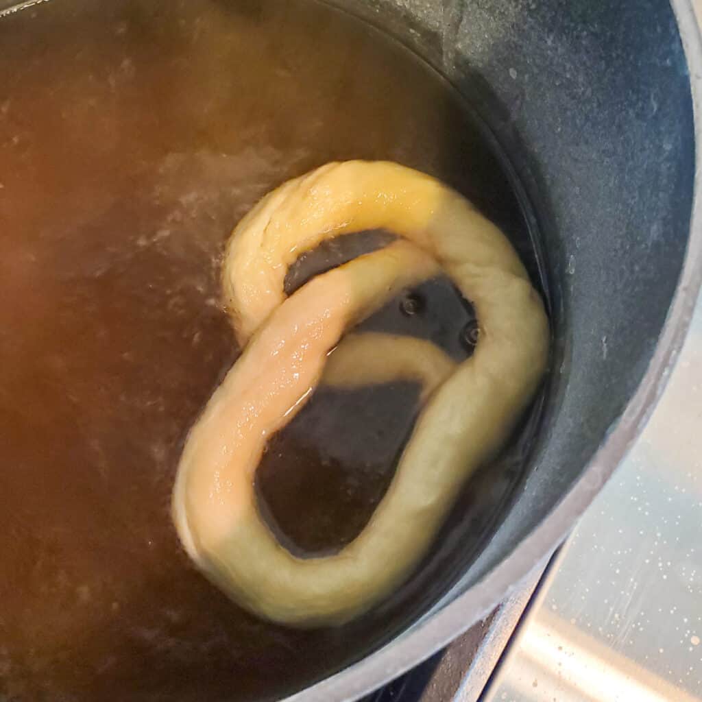 Boiling pretzels in water bath.