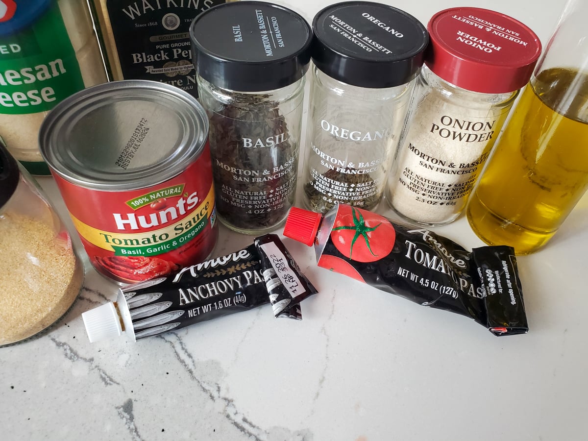 Ingredients for the best zesty pizza sauce.