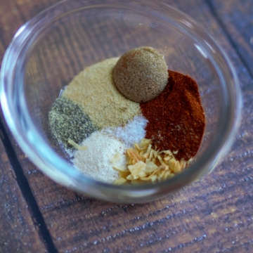 Burger seasoning mix in a glass bowl.