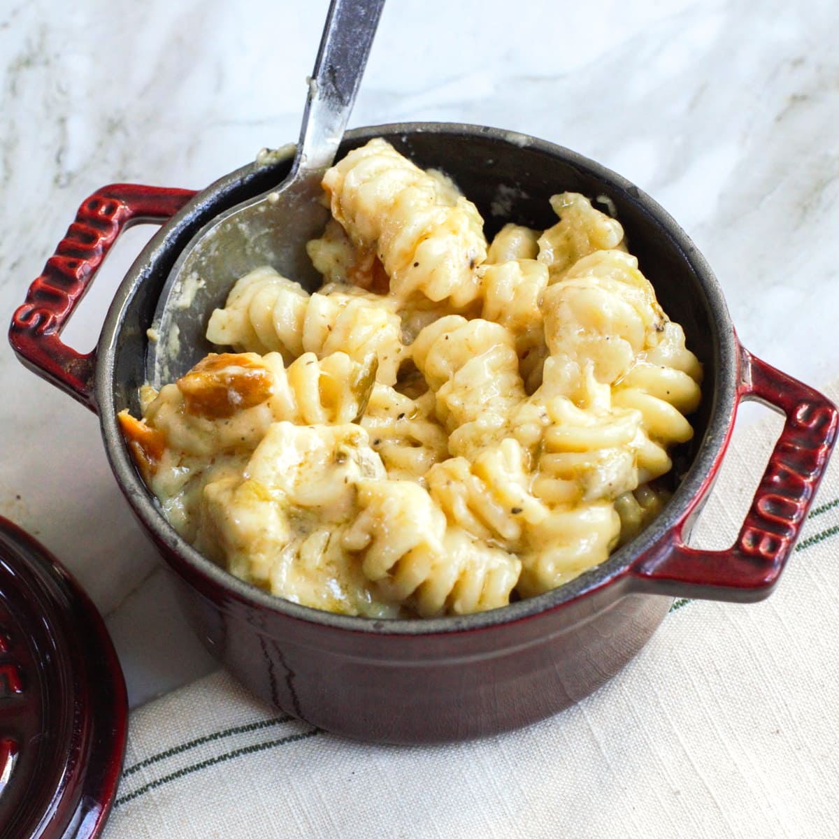 Creamy macaroni and cheese with green chilis.
