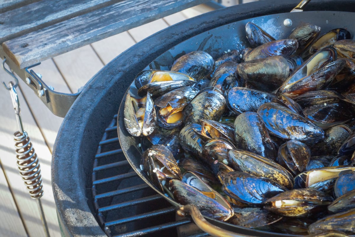Mussels cooking on a Big Green Egg.