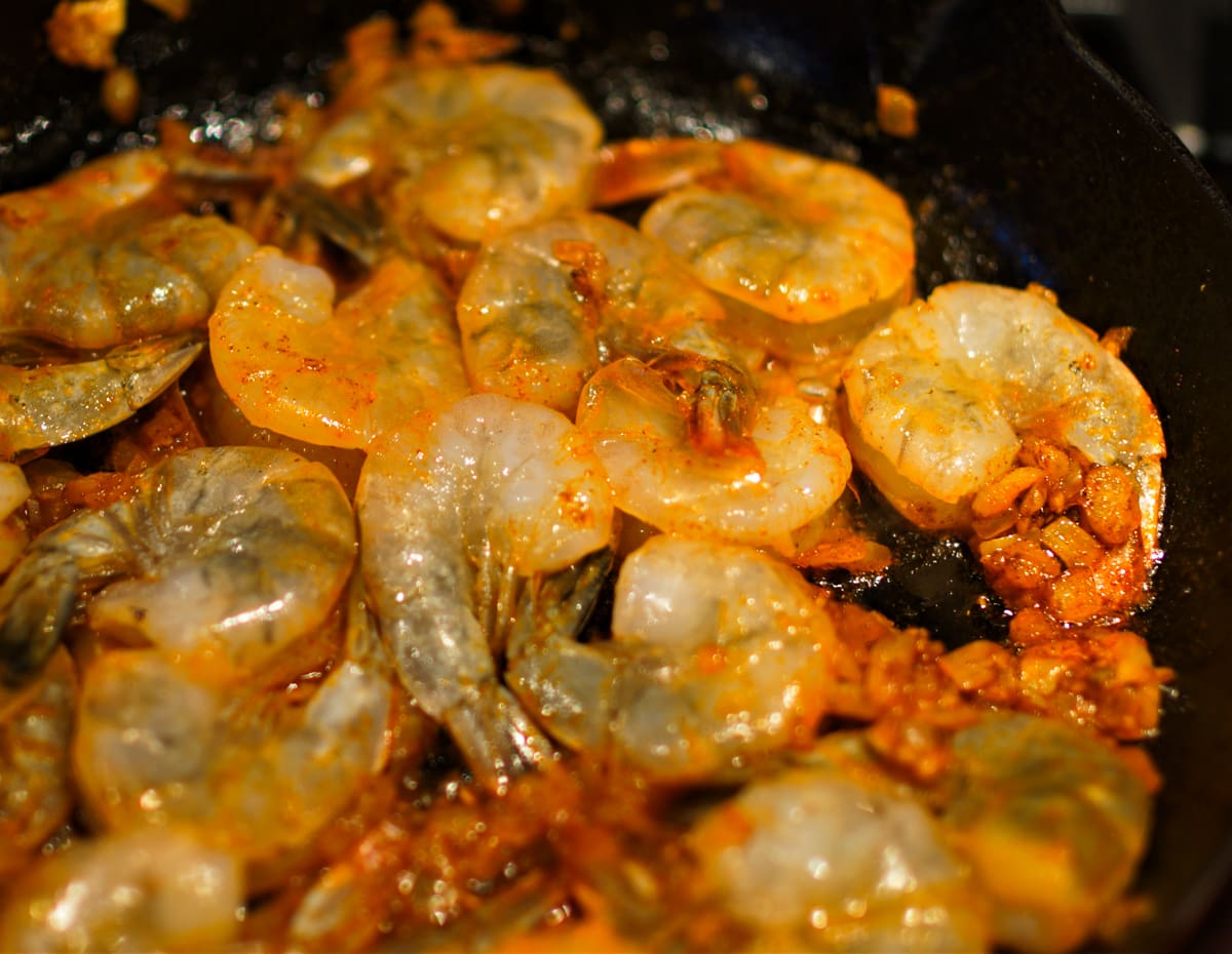 Sautéed shrimp in garlic, peri peri and white wine.