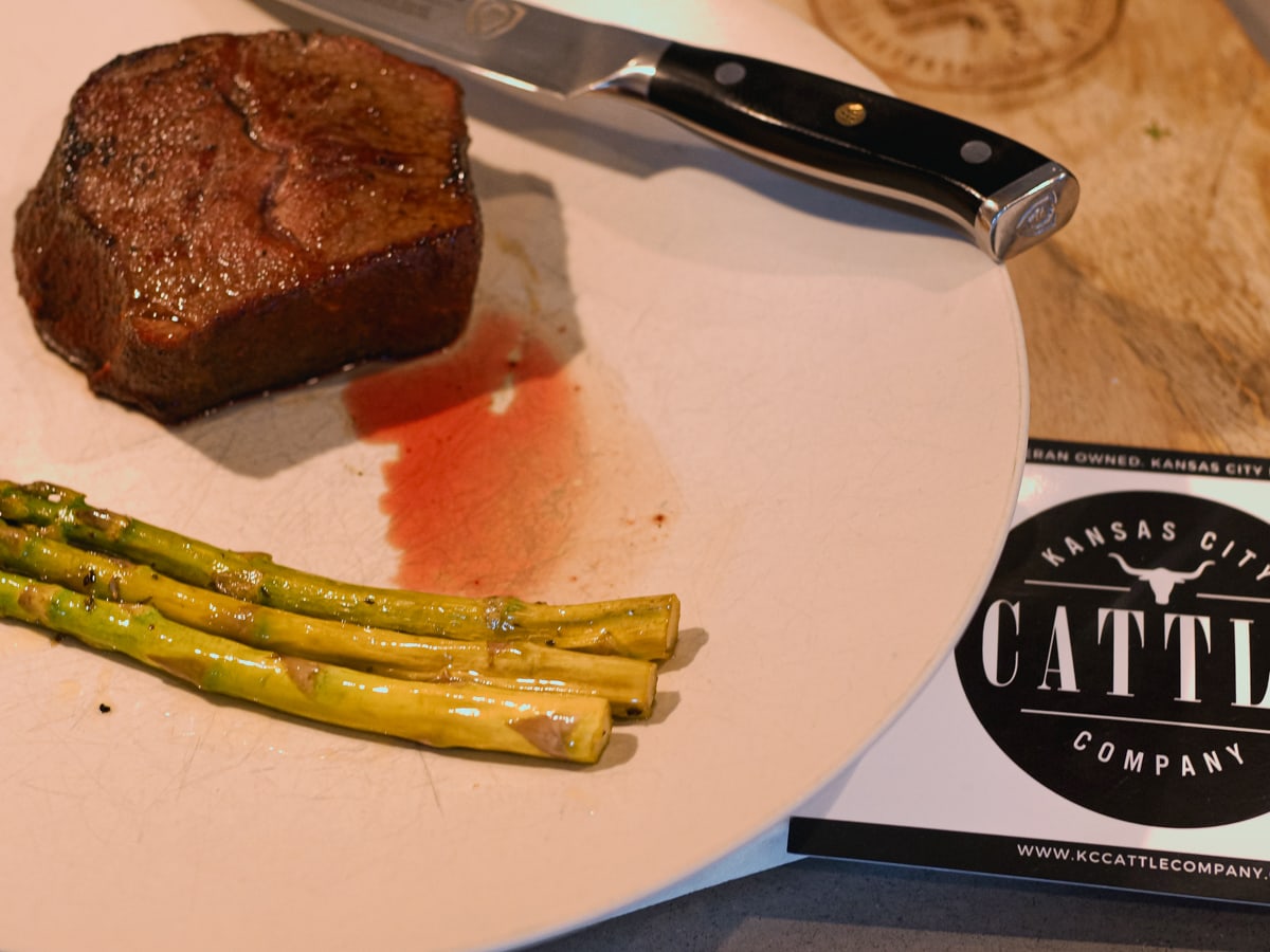 A plate with a filet of beef teres major and asparagus.